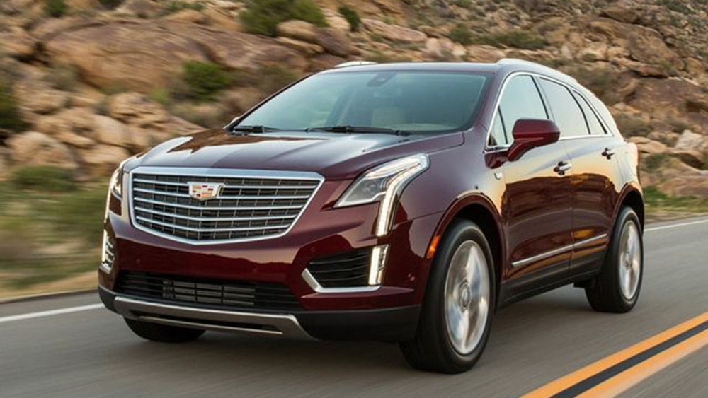Cadillac XT5 2018 conduciendo en granate metalizado
