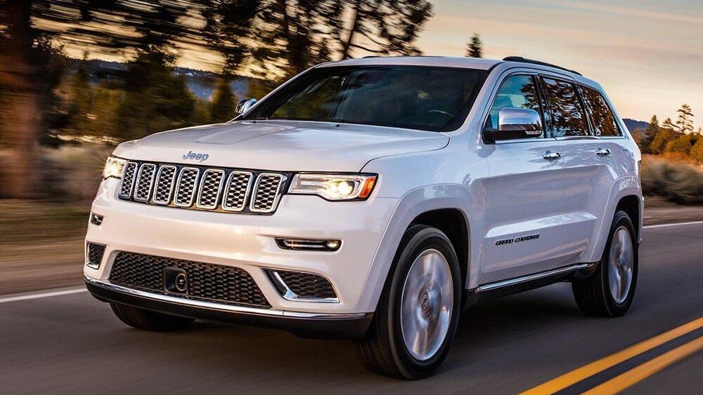 Jeep Grand Cherokee 2018 conduciendo en blanco ártico