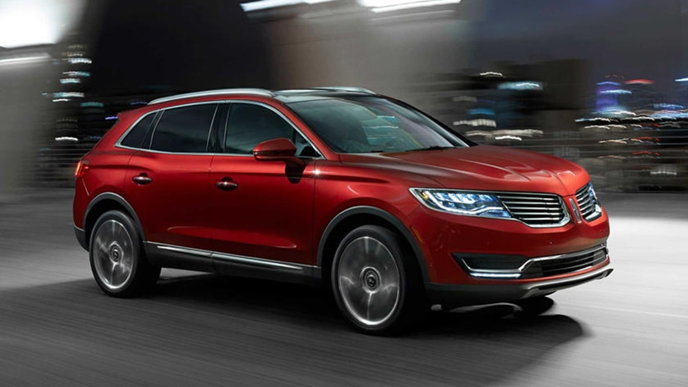 Lincoln MKX 2018 conduciendo en terciopelo burdeos teñido de