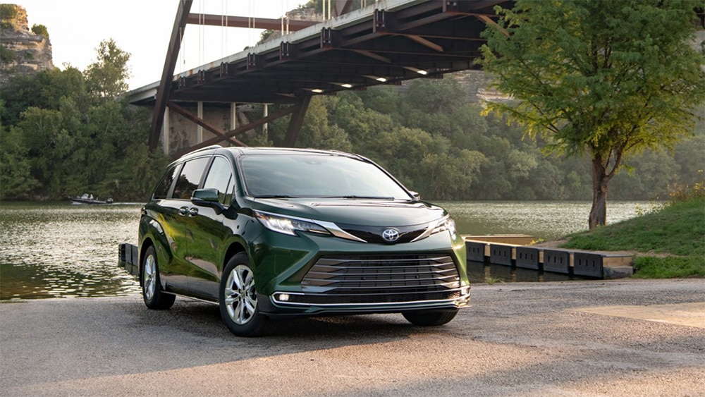 2022 Toyota Sienna Limited Front Right in Green
