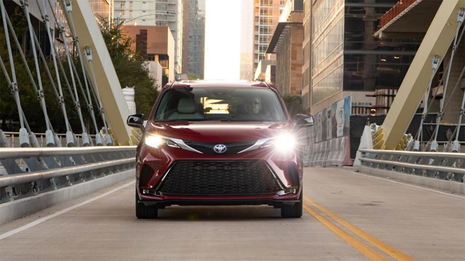 2022 Toyota Sienna XSE Front in Ruby Flare Pearl