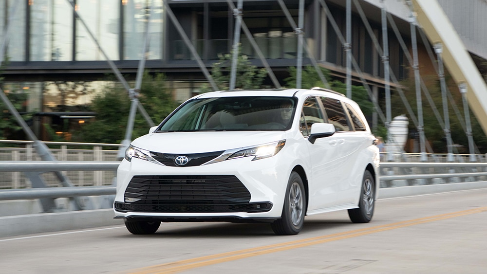2022 Toyota Sienne LE in White