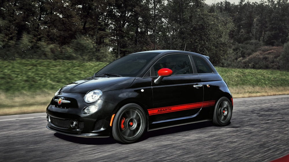 2013 Fiat 500 Abarth conduciendo en negro