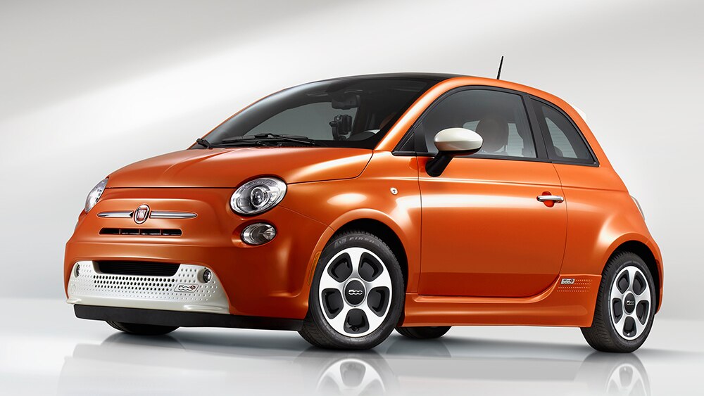 2015 Fiat 500e en naranja.
