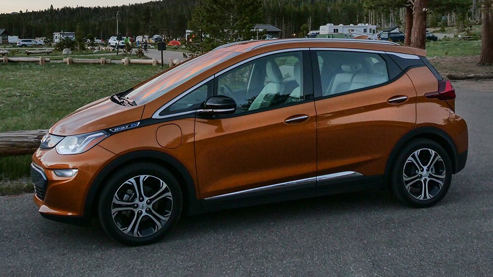 2017 Chevrolet Bolt EV en naranja.