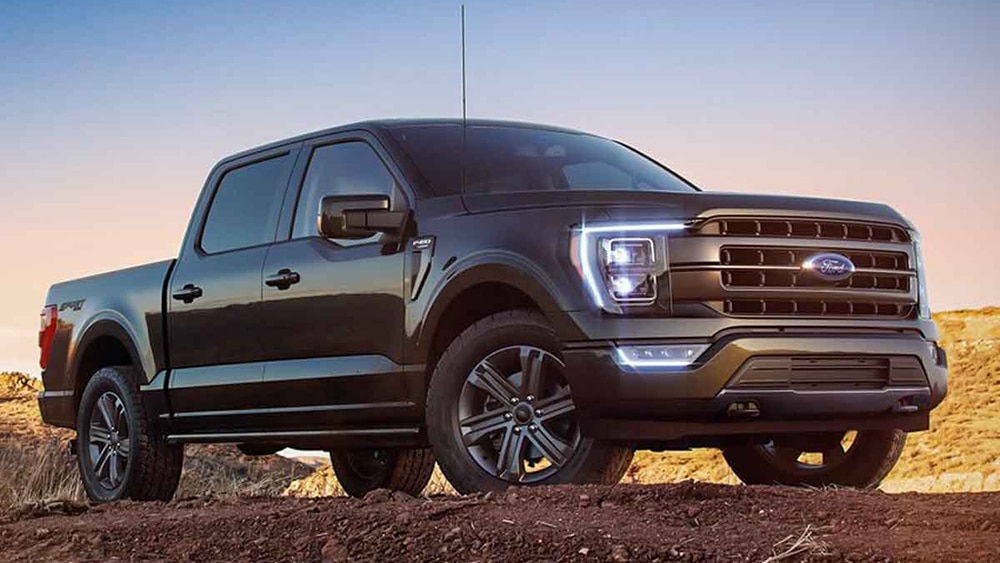 2022 Ford F-150 XLT Front Right in Black