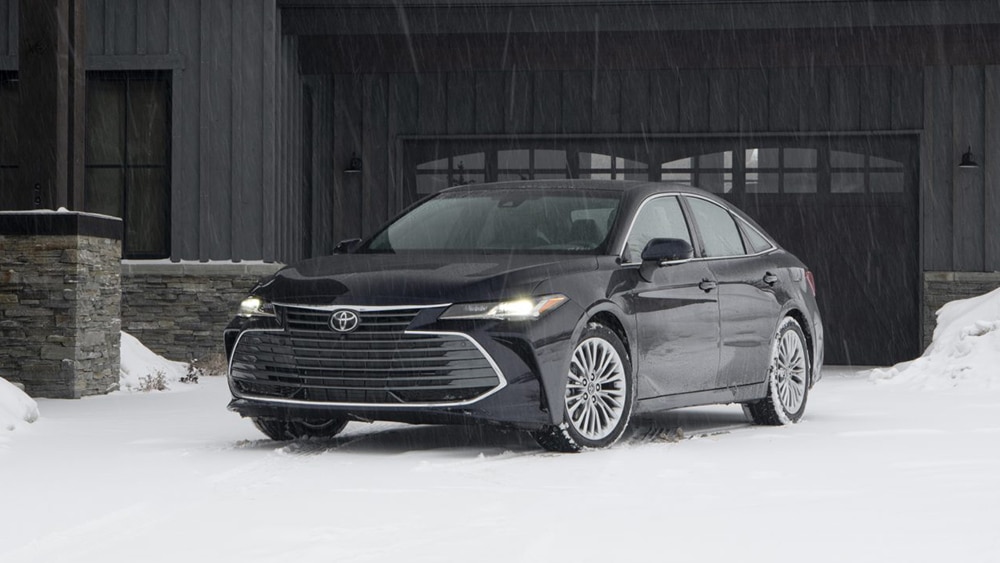 2022 Toyota Avalon Hybrid Limited Front Left in Black