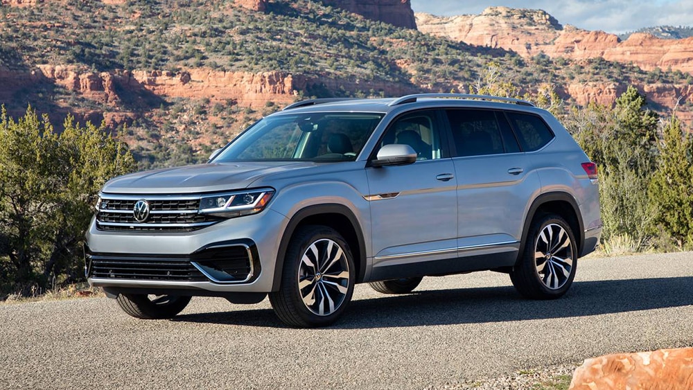 2022 Volkswagen Atlas SEL R-Line front left in silver