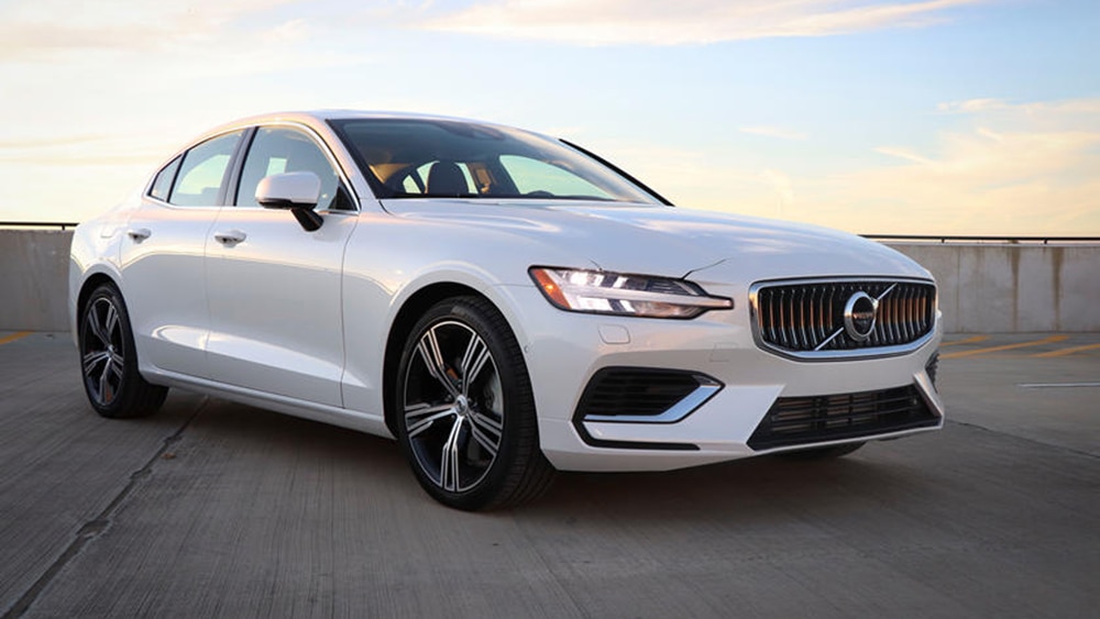 2022 Volvo S60 Recharge PHEV T8 R-Design Expression front right in white