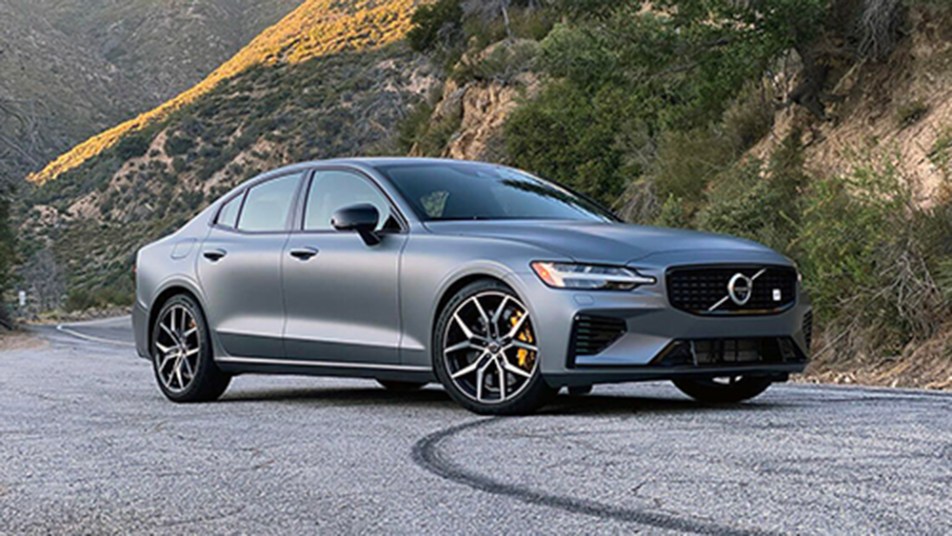 The 2022 Volvo S60 Recharge PHEV T8 R-Design front right in silver