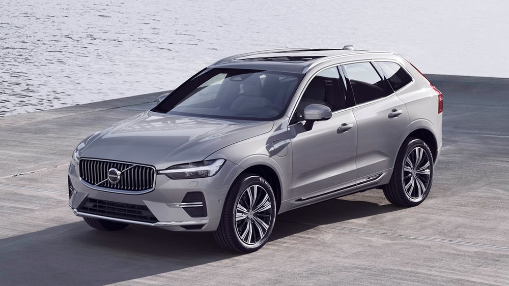 2022 Volvo XC60 Inscription front left in silver