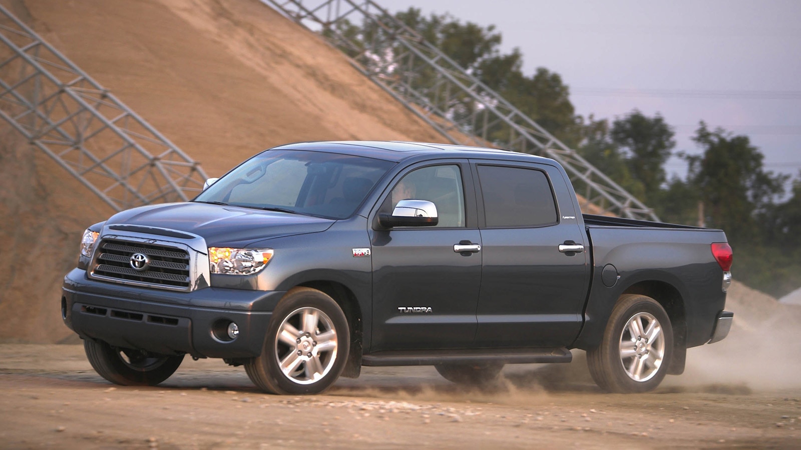 2008 Toyota Tundra en color carbón.