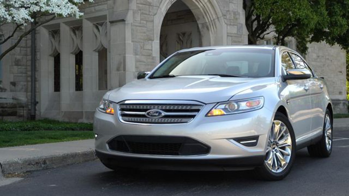 2010 Ford Taurus delantero izquierdo en plata