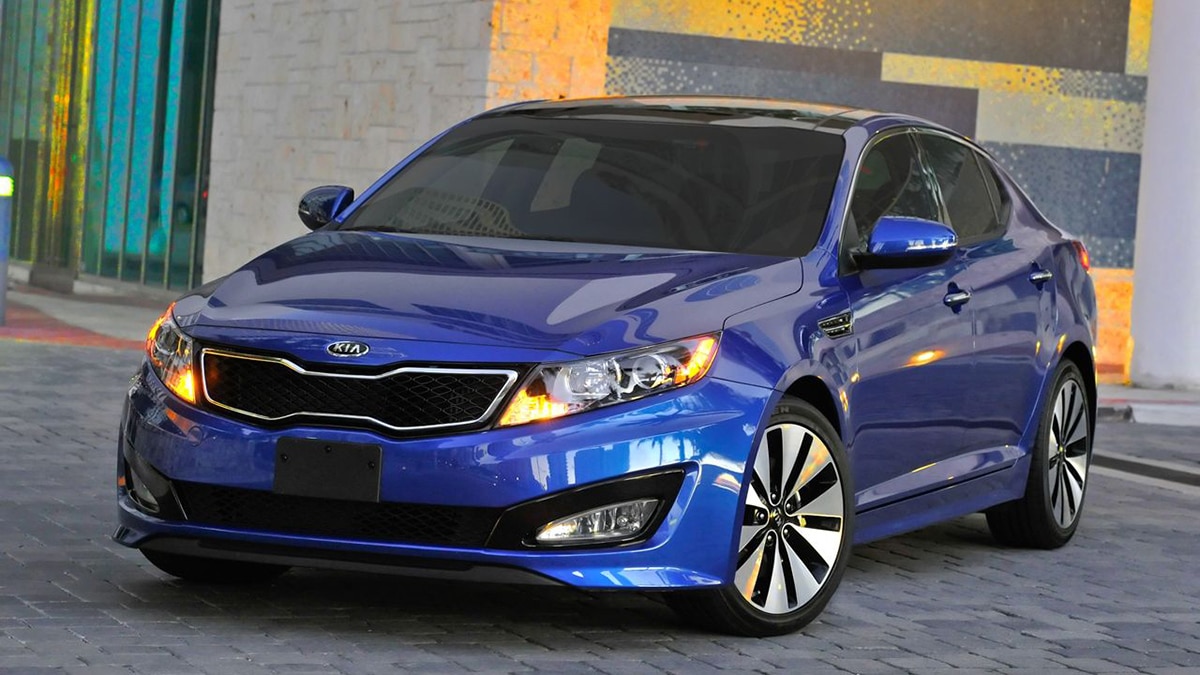 2011 Kia Optima delantero izquierdo en azul