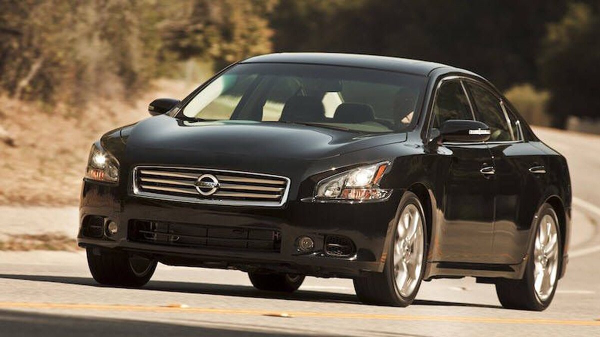 2012 Nissan Maxima delantero izquierdo en negro