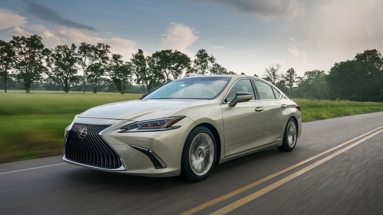 2022 Lexus ES 300h Luxury front left