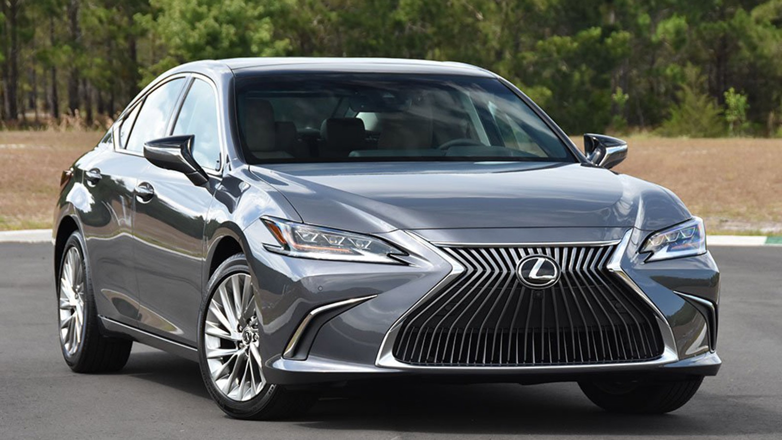 2022 ES 300h Ultra Luxury front right in silver
