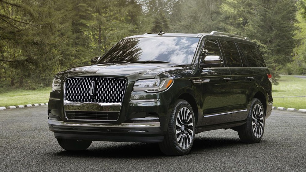 2022 Lincoln Navigator front left in black