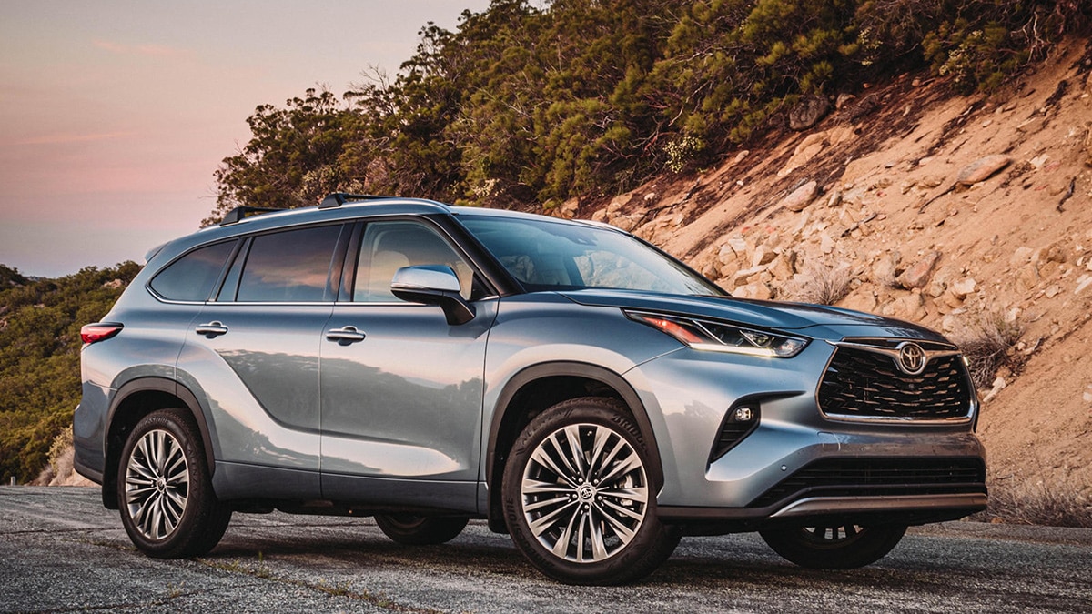 2021 Toyota Highlander LE front right