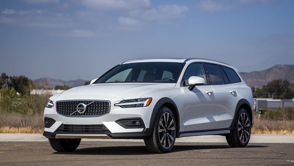 2022 Volvo V60 Cross Country Front Left in White