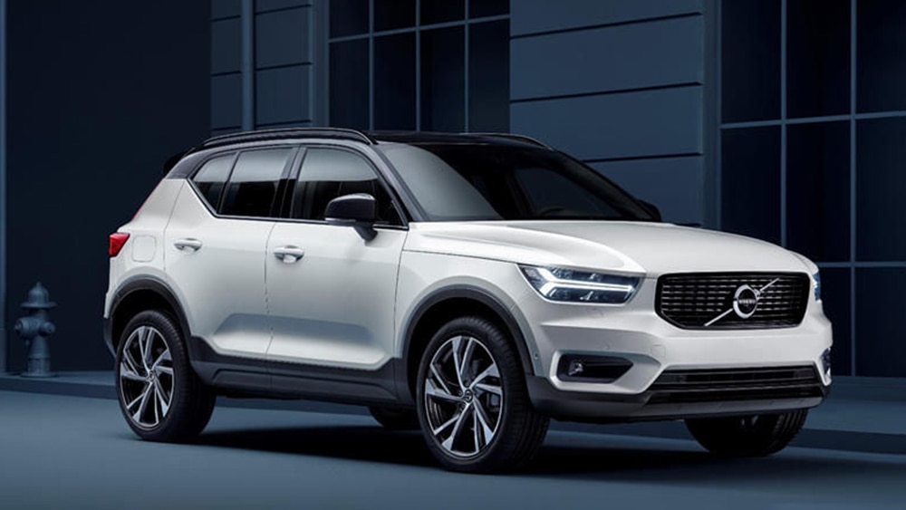 2022 Volvo XC40 Momentum front right in white