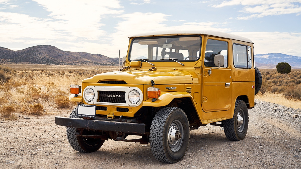 1977 Toyota FJ40 Land Cruiser front left