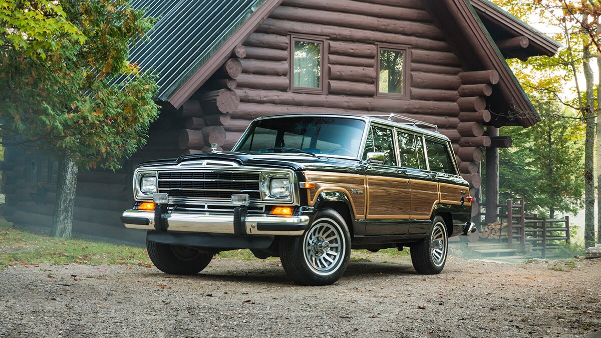 1991 Jeep Grand Wagoneer front left.