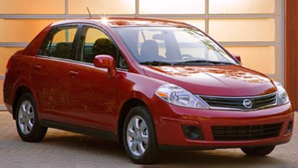 2010 Nissan Versa delantero derecho en rojo