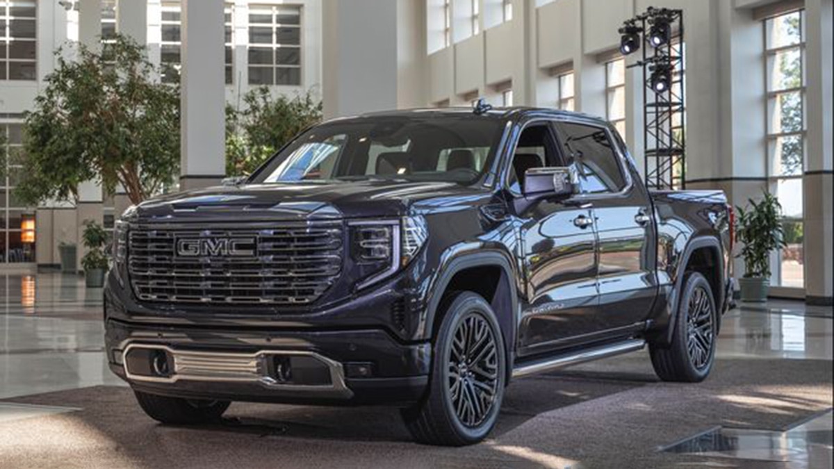 2022 GMC Sierra 1500 Limited Denali front left in black