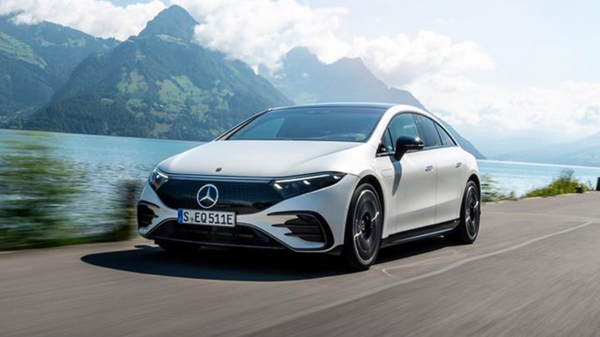 2022 Mercedes-EQ EQS 450+ Premium front left in white