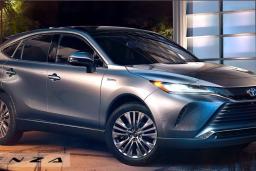 2022 Toyota Venza XLE front right in silver