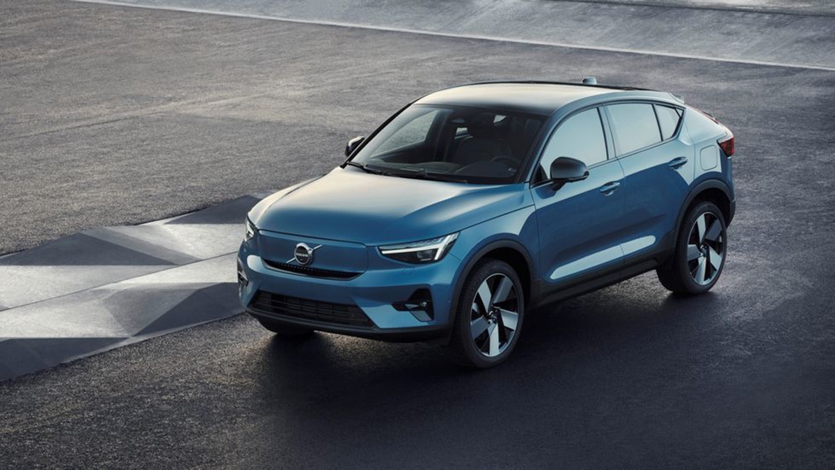 2022 Volvo C40 Recharge Ultimate front left in blue