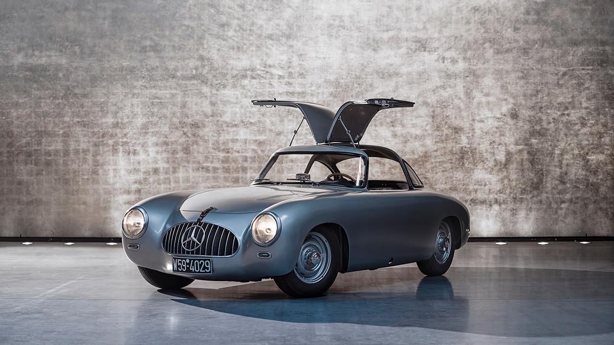 Mercedes-Benz 300 SL Gulwing front left in silver