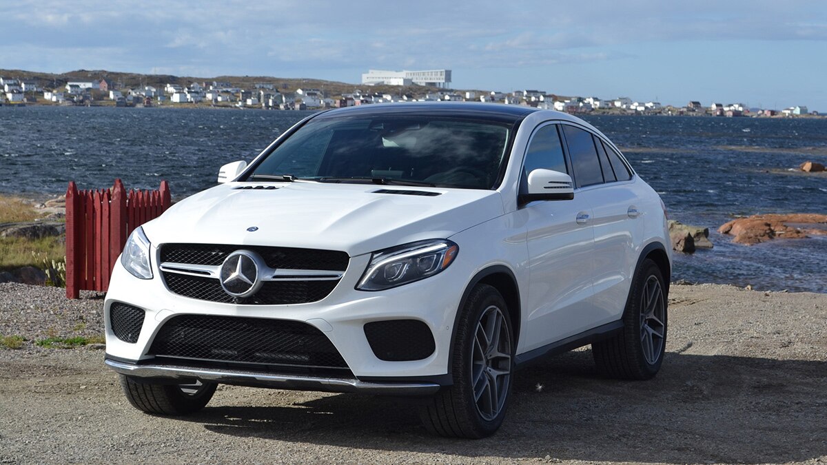 2016 Mercedes-Benz GLE-Class delantero izquierdo en blanco