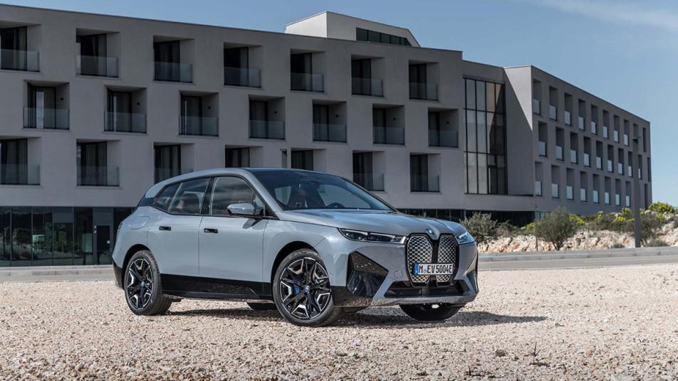 2022 BMW iX: Choosing the Right Trim