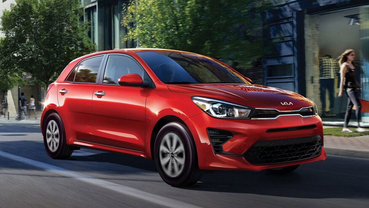 2022 kia Rio delantero derecho en rojo