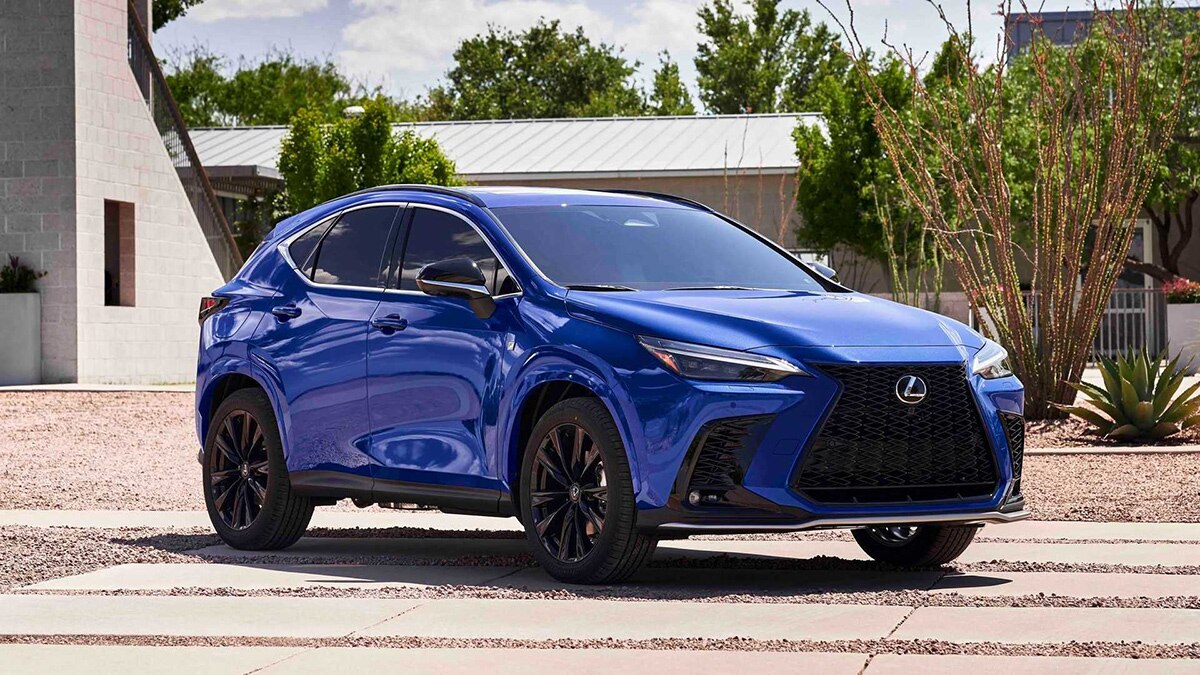 2022 Lexus NX 450h+ delantero derecho en azul