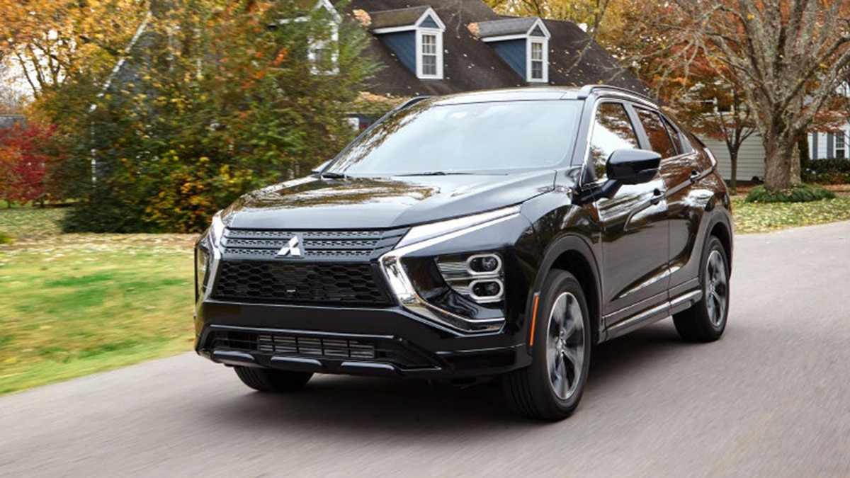 2022 Mitsubishi Eclipse Cross SE front left in black