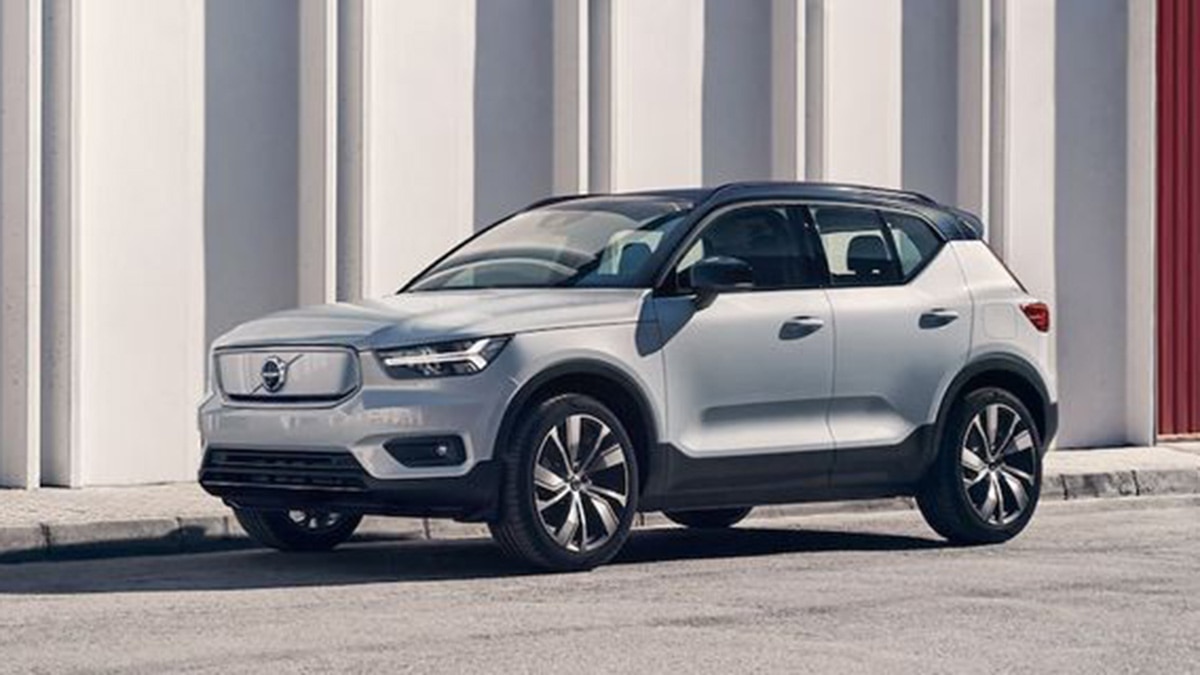 2022 Volvo XC40 Recharge delantero izquierdo en blanco