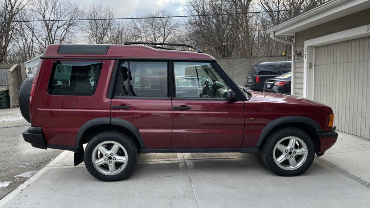 2000 Land Rover Discovery profile in red