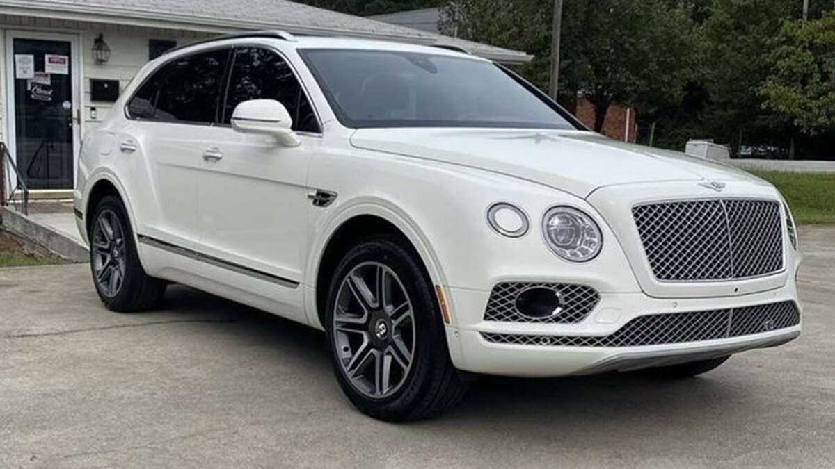 2018 Bentley Bentayga front right in white