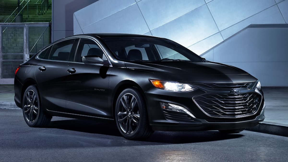 2022 Chevrolet Malibu delantero derecho en negro