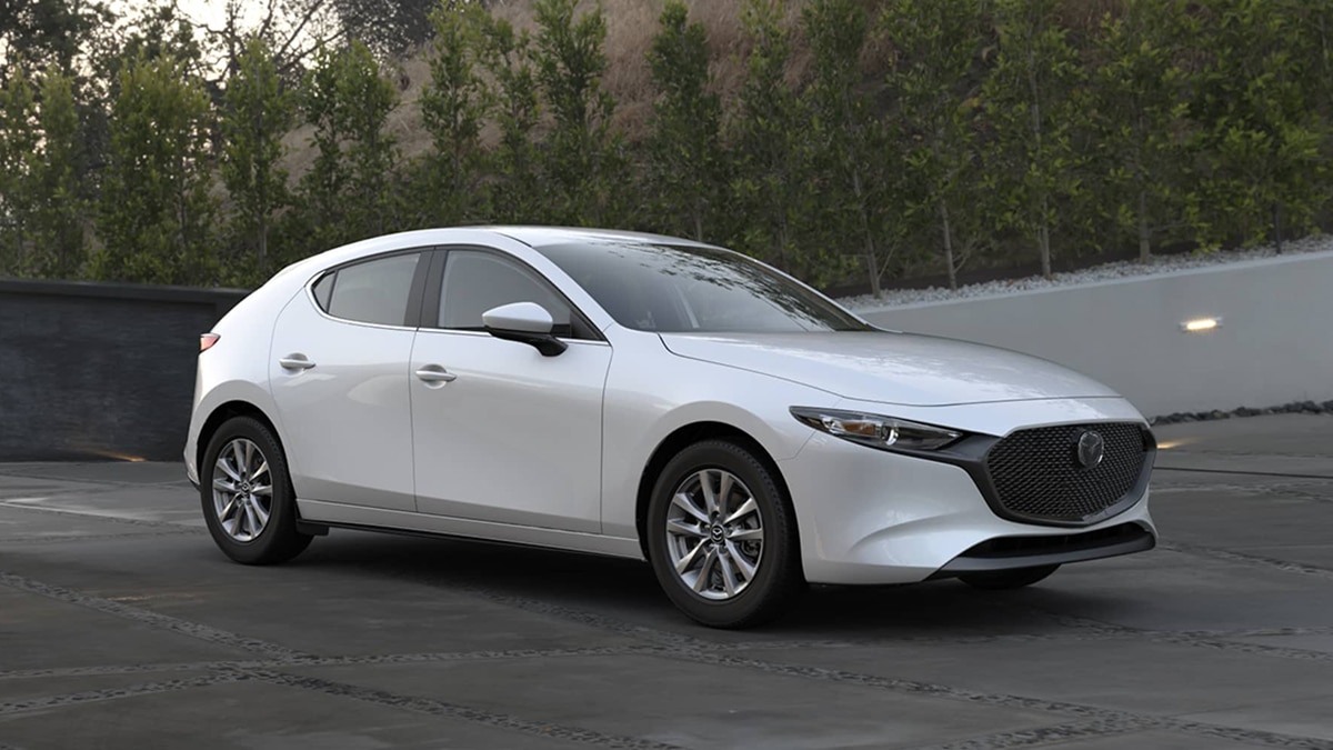 2022 Mazda3 Hatchback delantero derecho en blanco
