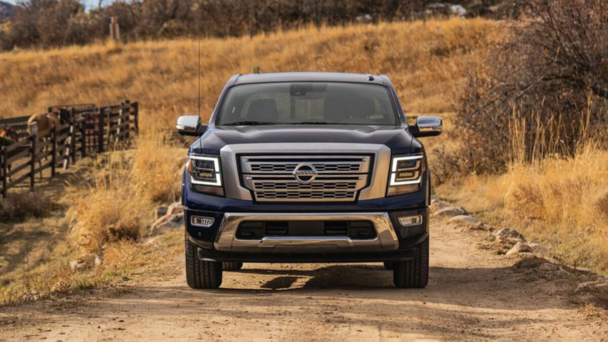 2022 Nissan Titan Crew Cab SV front