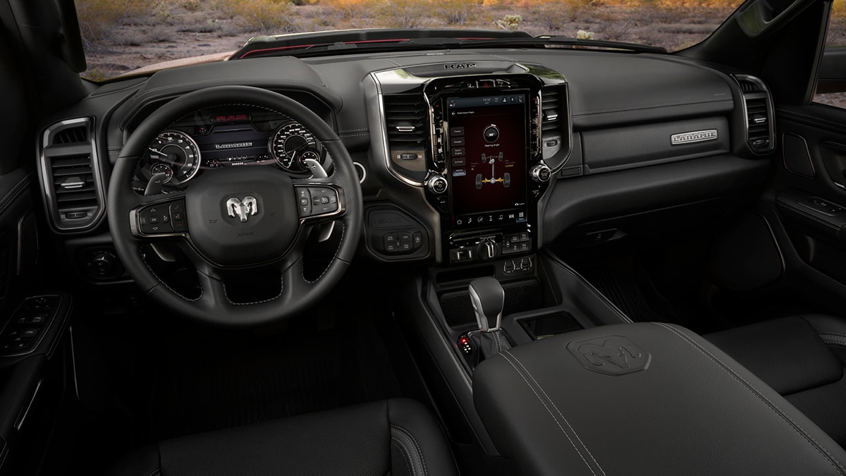 Interior de la Ram 1500 Laramie 2022.