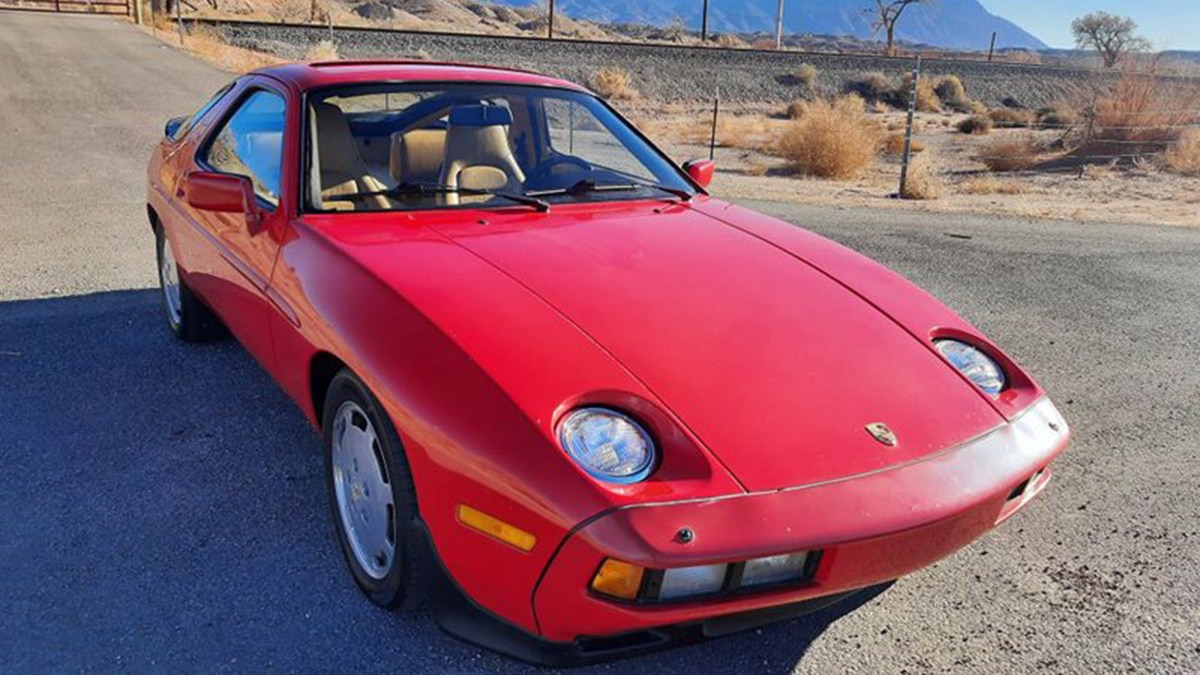 1985 Porsche 928 S front right in red