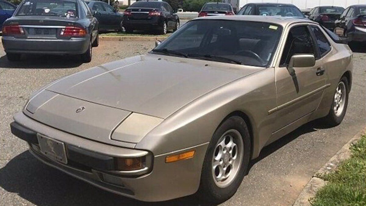 1986 Porsche 944 Coupe front left