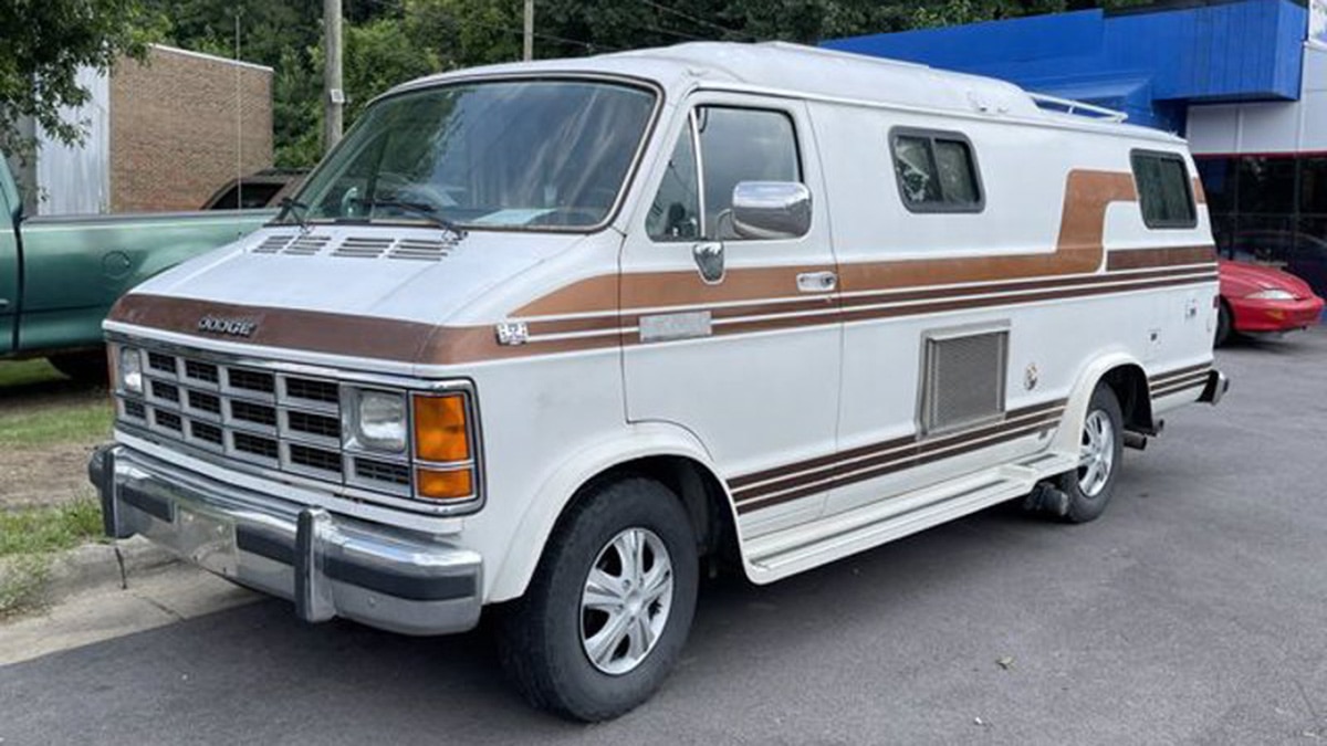 1989 Dodge B250 front left