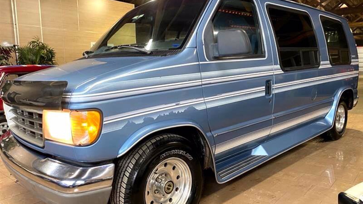 1993 Ford Econoline 150 front left