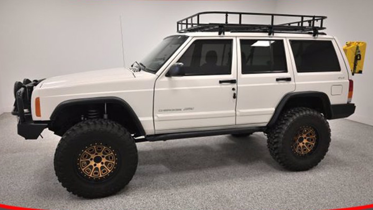 2000 Jeep Cherokee Classic profile in white